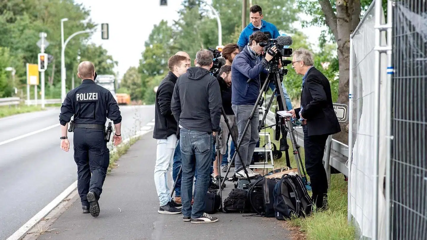 Journalister venter nær kolonihaven i Hannover. Billedet her er fra 29. juli.