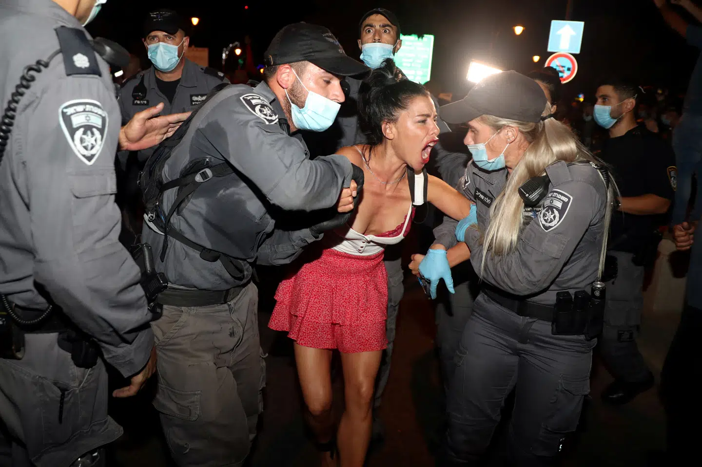 Politi førte kvindelig demonstrant i Jerusalem væk i weekenden, da hun deltog i en af mange nylige protestaktioner mod premierminister Benjamin Netanyahu. Den israelske leder beskyldes for at være korrupt og for at have håndteret coronakrisen dårligt. Ammar Awad/Reuters