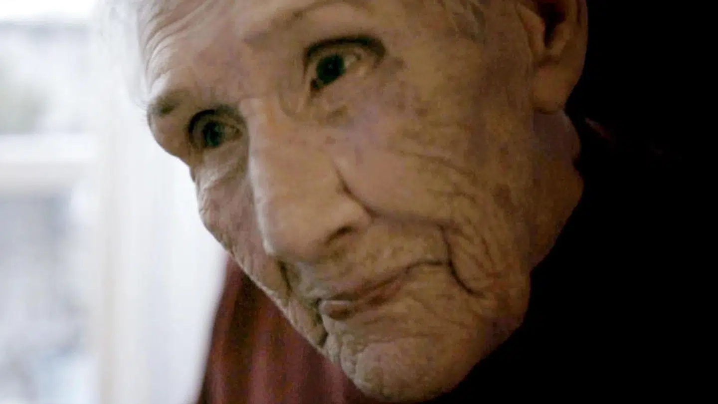 Screengrabs fra den omtalte TV2-dokumentar om 90-årige demenssyge Else og forholdene på plejehjemmet Kongsgården i Aarhus.