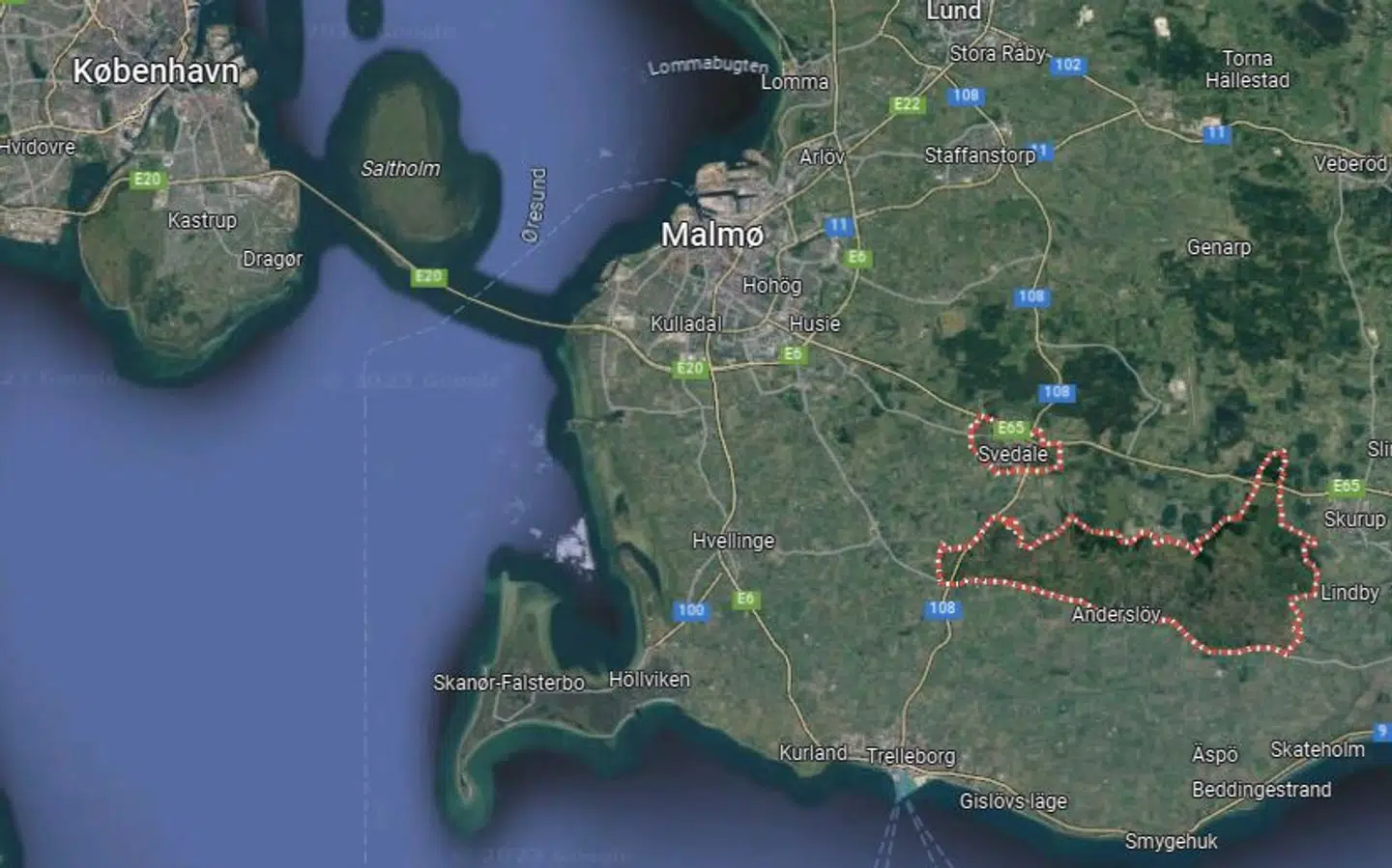 En ti-årig pige har mistet livet, efter hun faldt ned fra et skoletag.