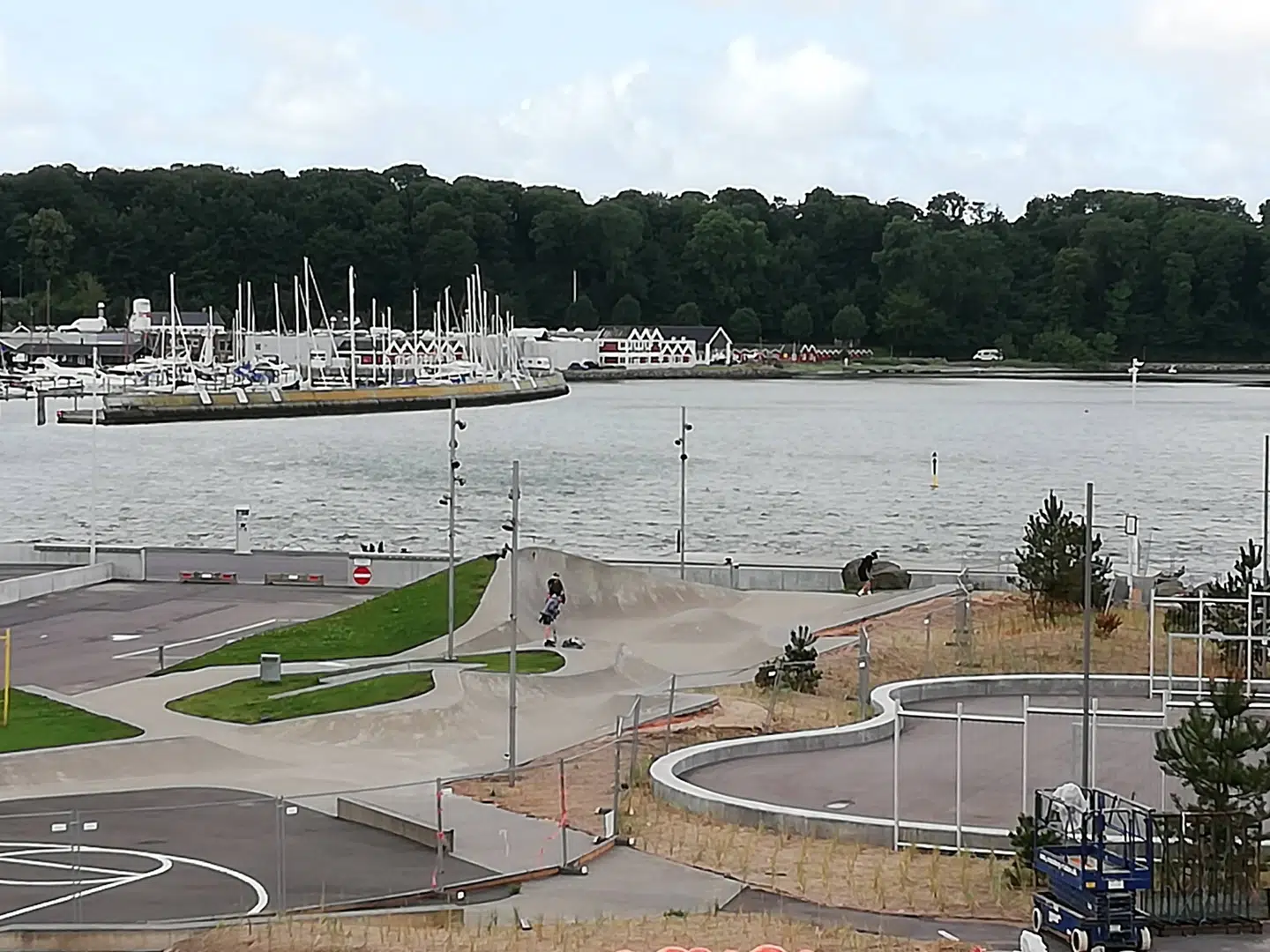 Skateparken i Lemvig er et populært mødested for byens unge, som i hverdage og weekender spiller høj musik og larmer. Flere beboere i området er voldsomt plaget af støjet og efterlyser en større dialog mellem de unge og deres forældre om adfærden om aftenen og natten.