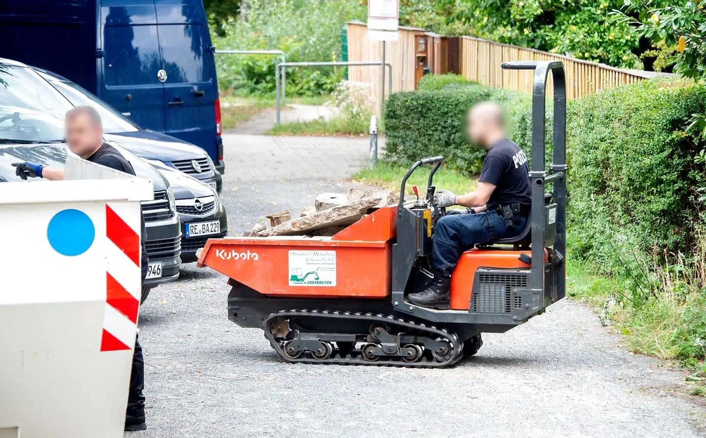 Her ses en politibetjent, der kører store sten væk fra kolonihaven uden for byen Hannover.