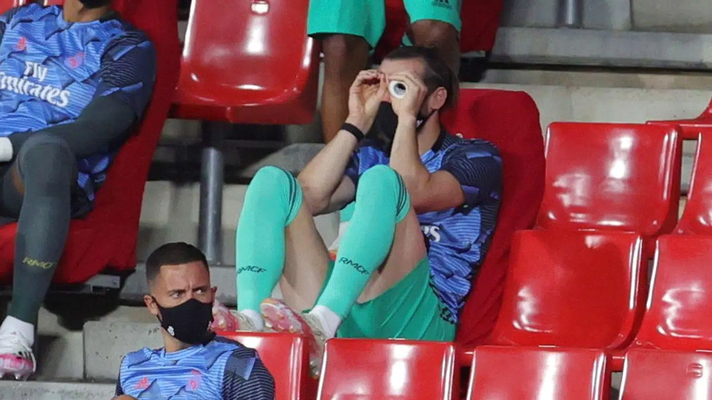 Gareth Bale med sin hjemmelavede 'kikkert' under kampen mod Granada 13. juli 2020. På det seneste har hans optræden uden for banen fået mere omtale end spillet på banen.