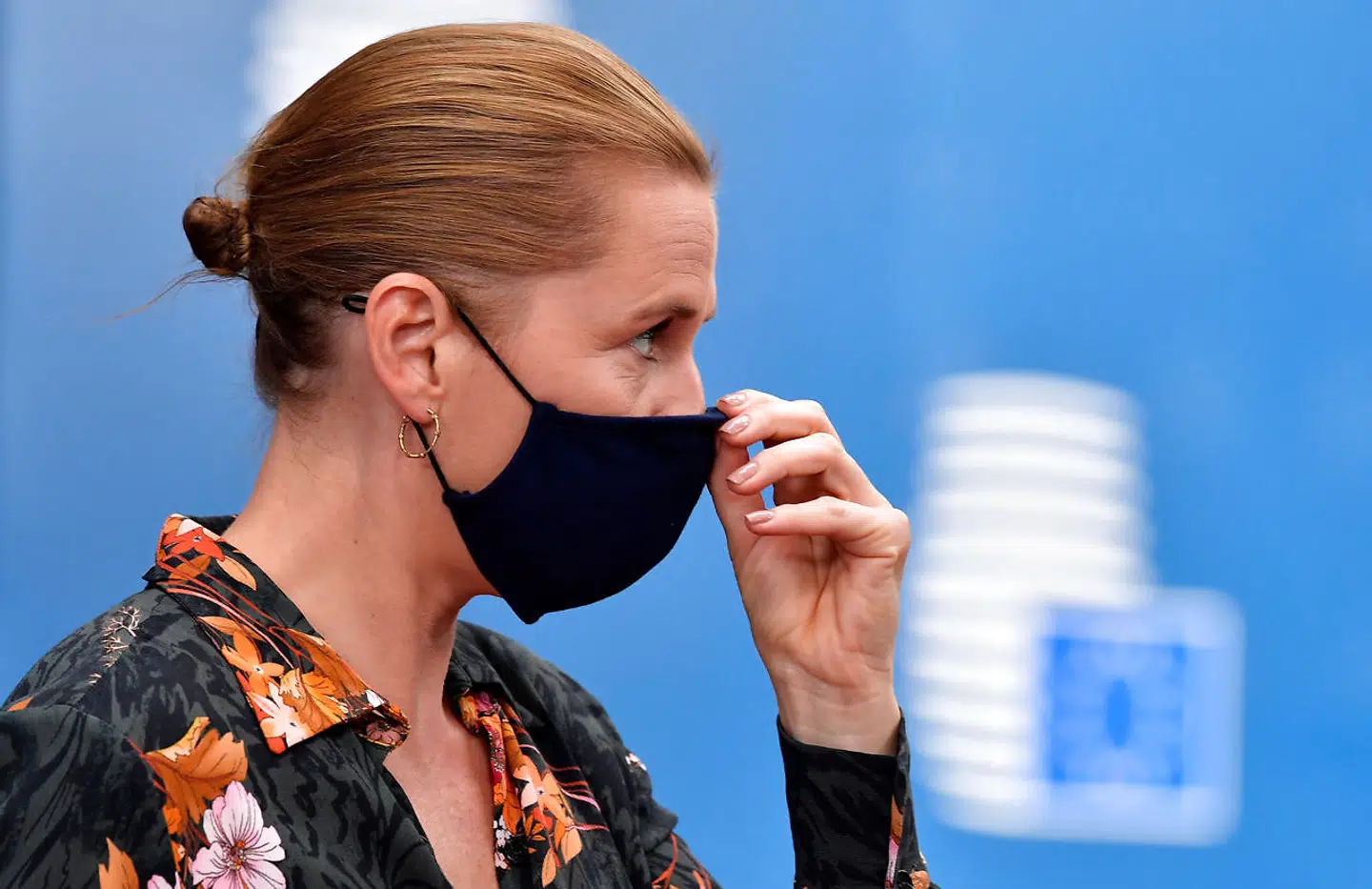 Danmarks Statsminister Mette Frederiksen iført mundbind under et EU-møde i Bruxelles 19. juli 2020. I midten af marts anbefalede ti lande mundbind som en effektiv måde at begrænse spredning af coronavirus. Siden er det blevet anbefalingen i 130 lande, dog endnu ikke i Danmark.