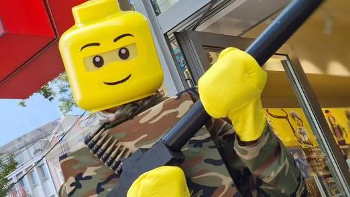 Her en militær-legomand foran en af Legos butikker i Berlin.