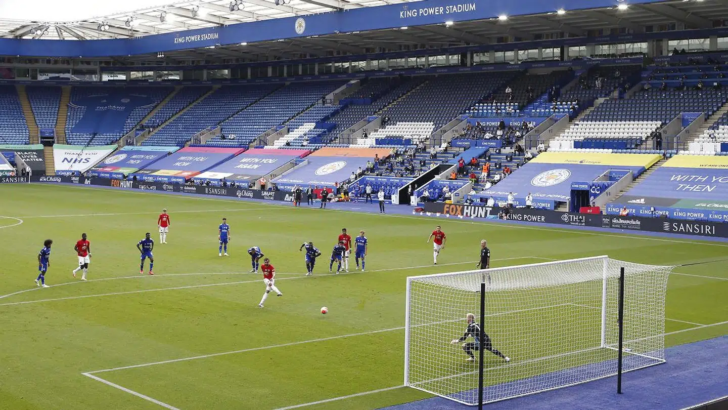 Bruno Fernandes sparker til højre, og Kasper Schmeichel hopper til venstre.
