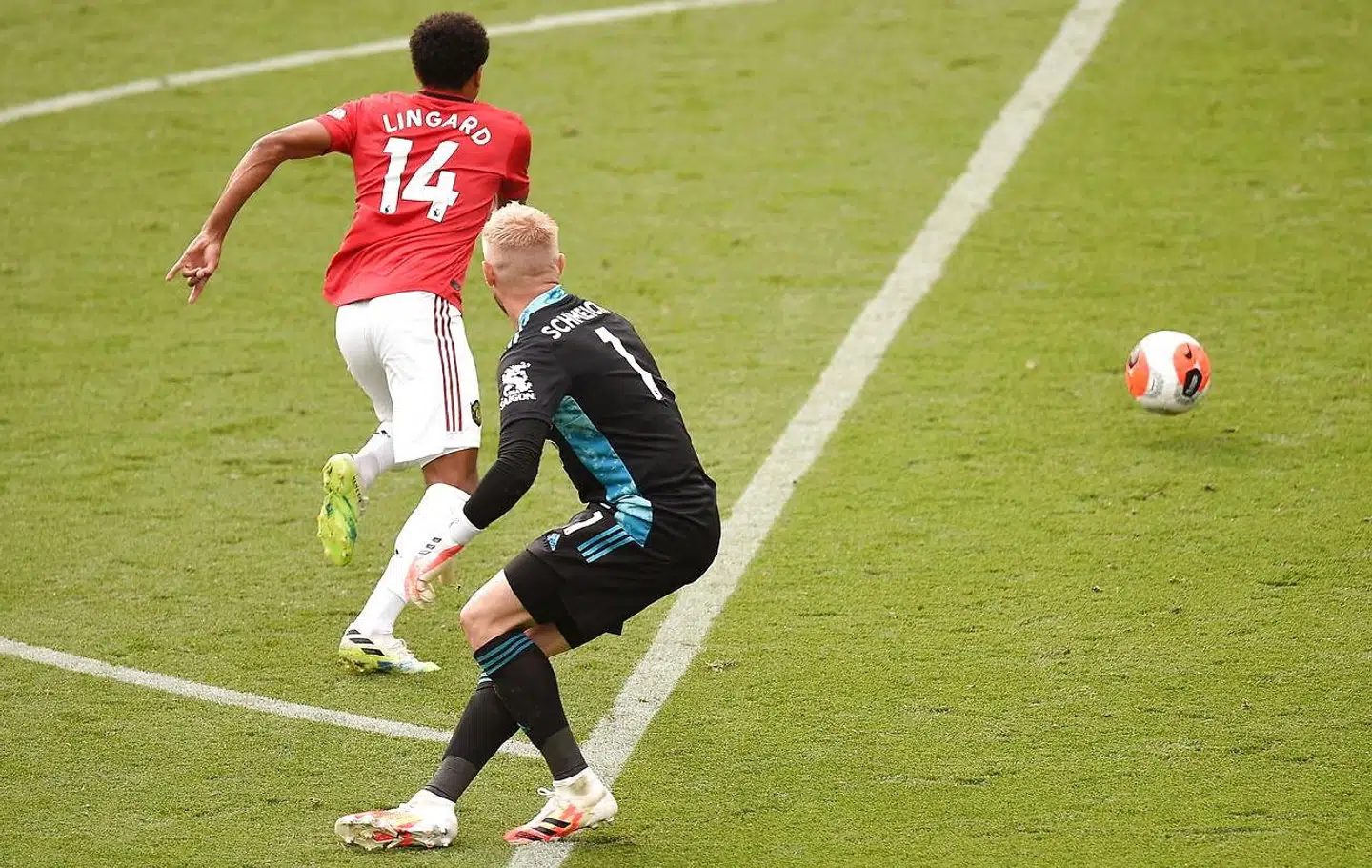 Schmeichel dummer sig og overlader bolden til Jesse Lingard, der kan gøre det til 2-0 med sit første sæsonmål for Manchester United.