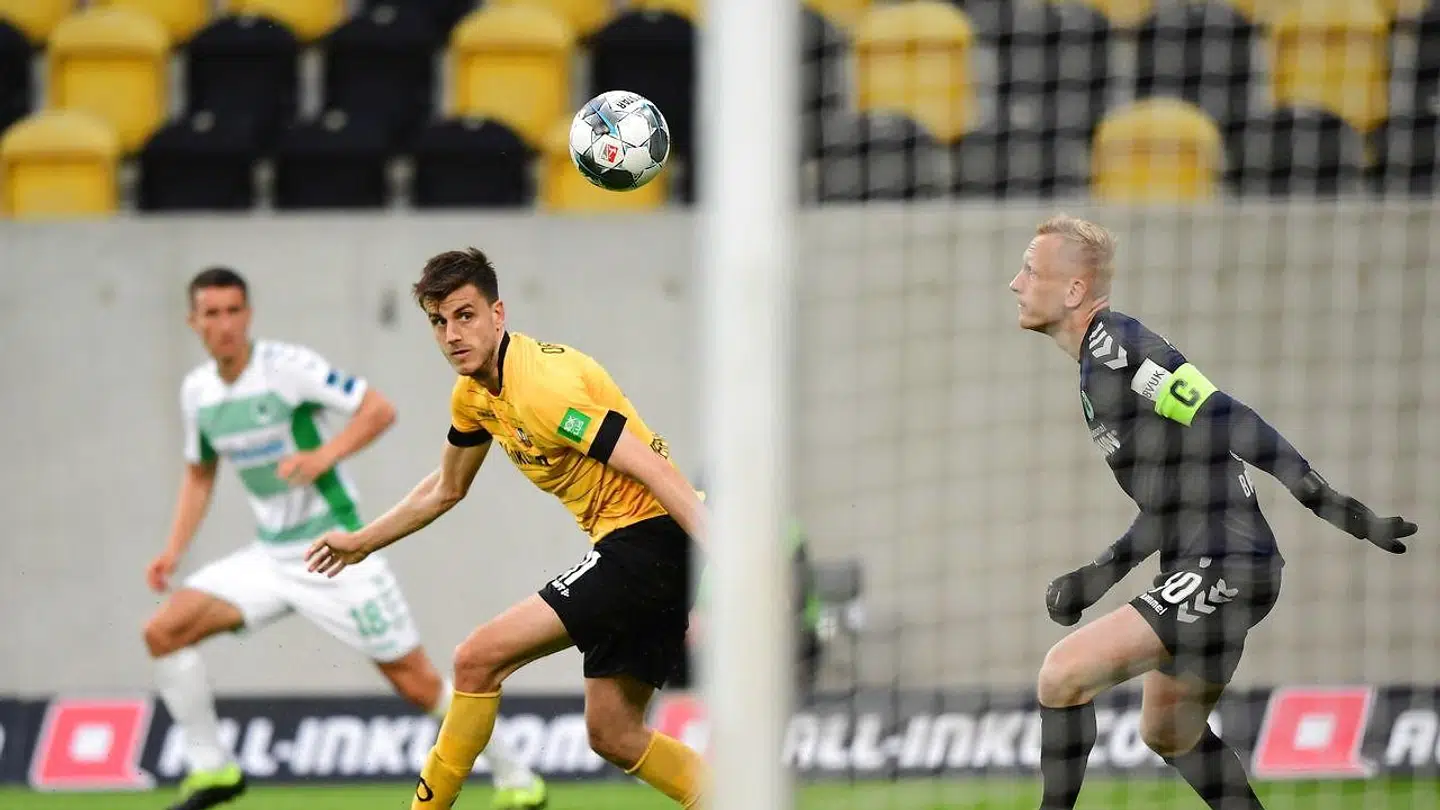epa08475584 Alexander Jeremejeff (L) from Dresden in action against goalkeeper Sascha Burche (R) from Fuerth during the German Bundesliga Second Division soccer match between SG Dynamo Dresden and SpVgg Greuther Fuerth at the Rudolf Harbig Stadium in Dresden, Germany, 09 June 2020. EPA/Robert Michael / POOL DFL regulations prohibit any use of photographs as image sequences and/or quasi-video.