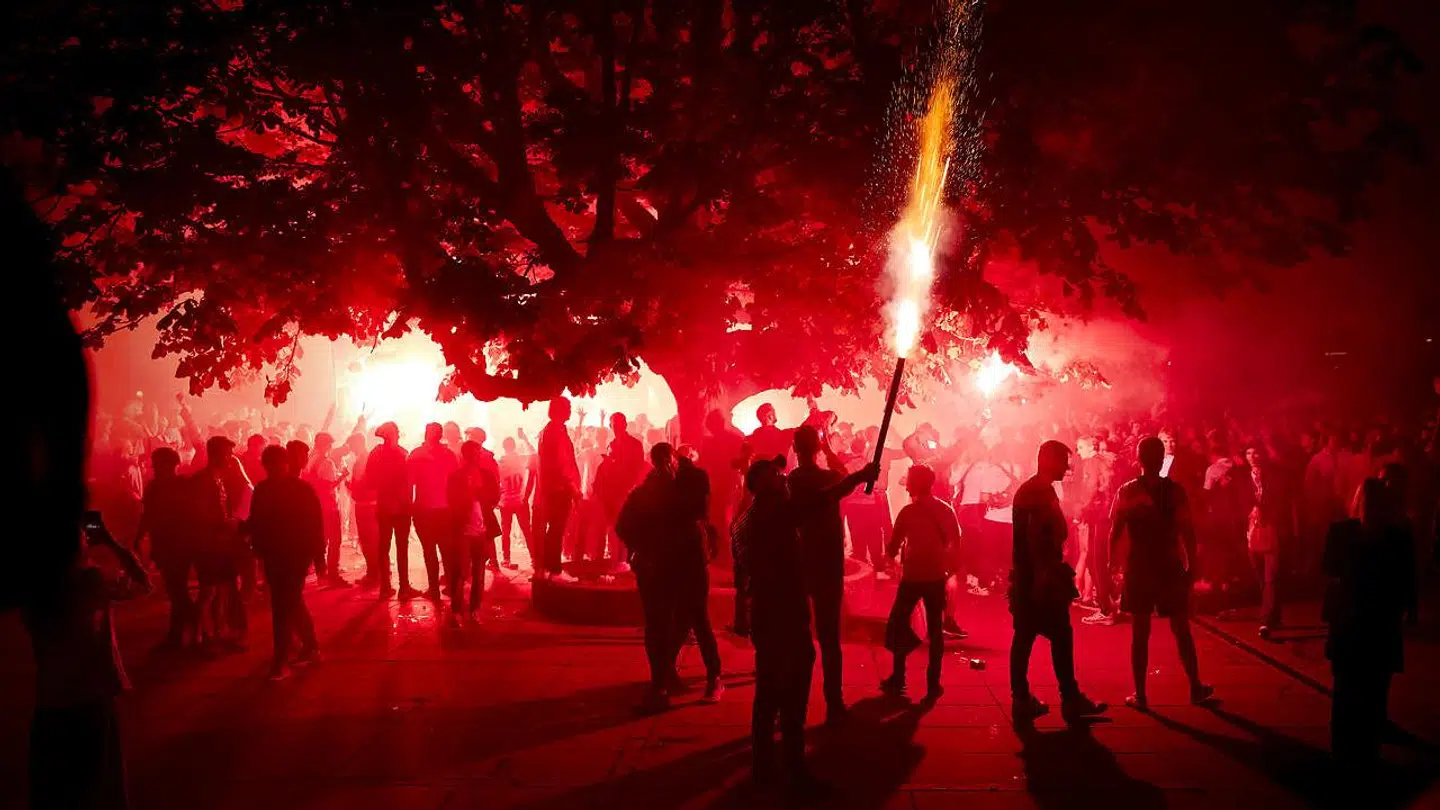 De jublende AGF-fans forsamlede sig efter kampen på Rådhuspladsen i Aarhus, hvor klubbens første medalje i 23 år blev fejret i stor stil på trods af forsamlingsforbud og corona-restriktioner.