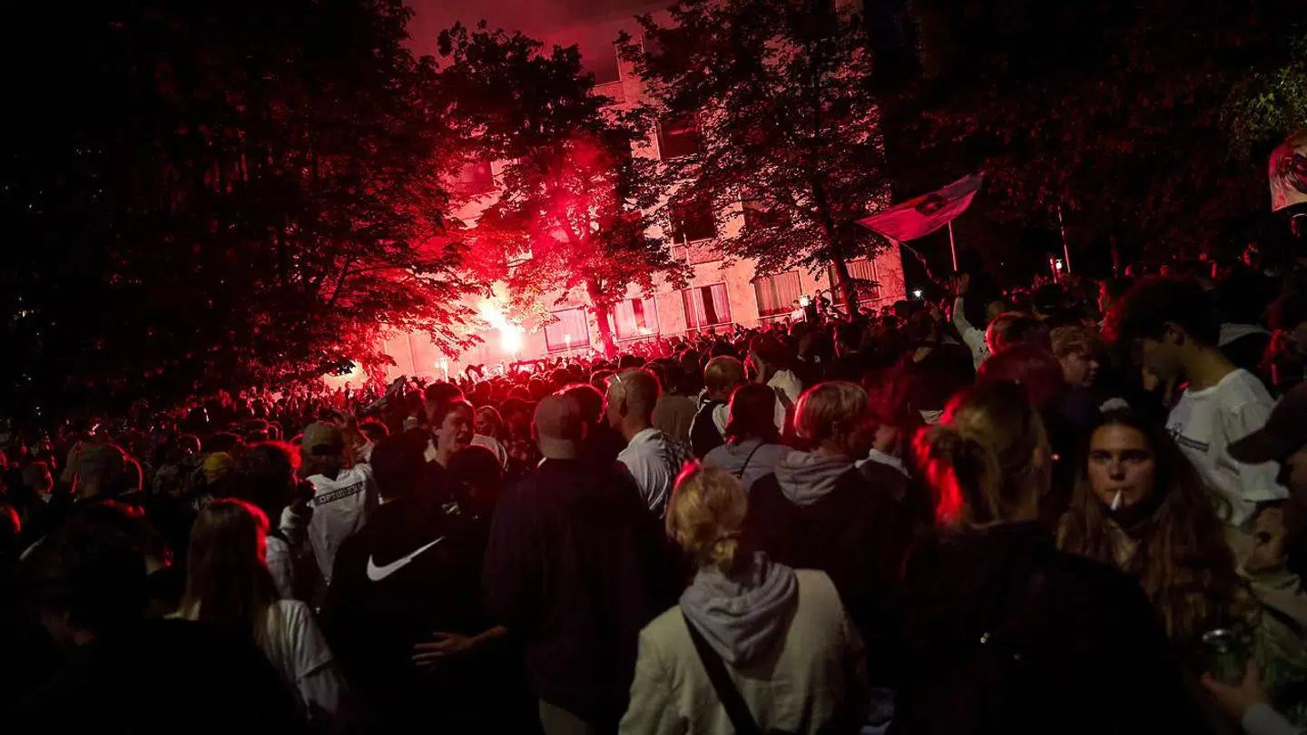 Østjyllands Politi vurderer, at tæt på 1.000 mennesker var forsamlet på Rådhuspladsen i Aarhus søndag aften. De nuværende retningslinjer siger, at der ikke må være mere end 100 mennesker forsamlet.