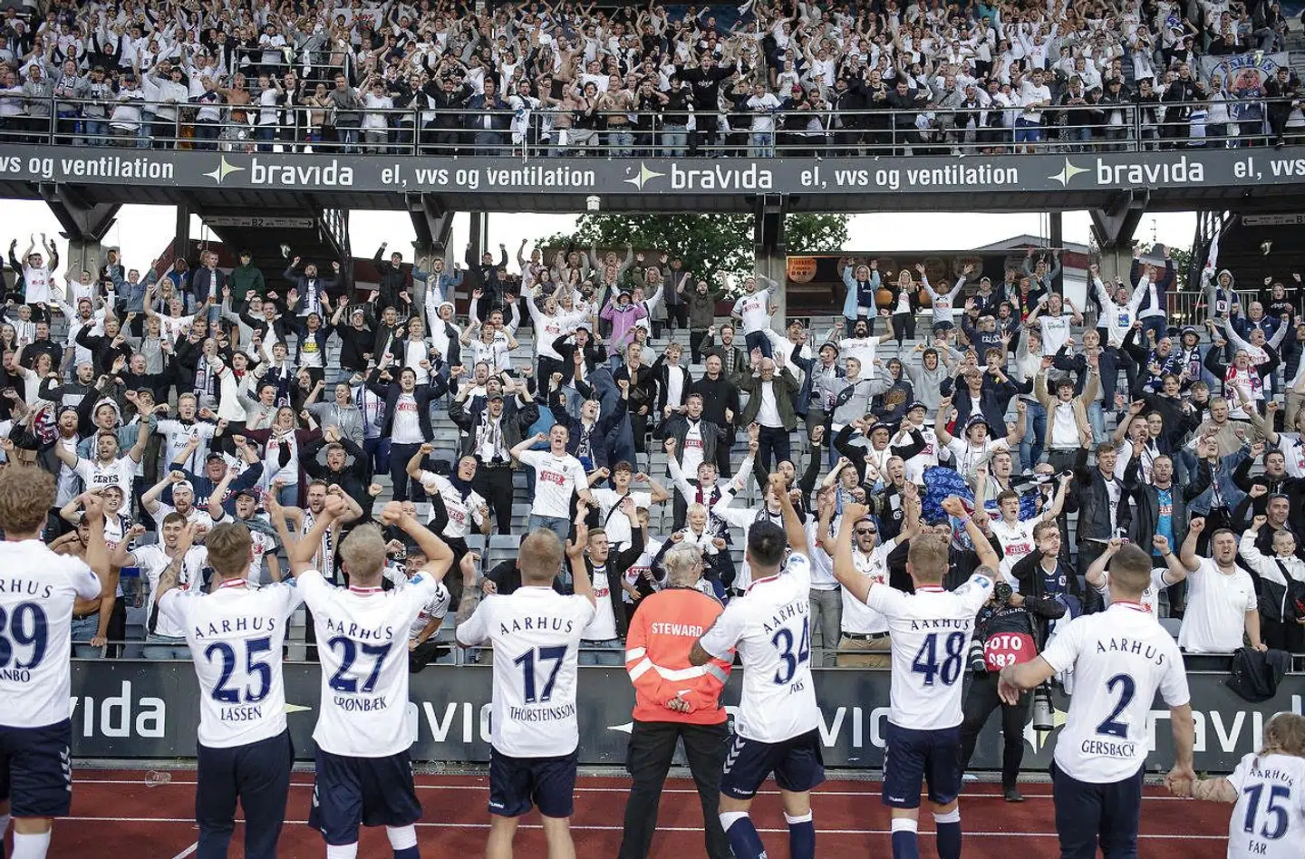 Også på Ceres Park i Aarhus var stemningen høj, efter bronzemedaljerne var blevet uddelt. Det er første medalje i 23 år til AGF. Det blev til bronze, efter det søndag blev til et 0-1-nederlag til Brøndby i sidste runde af mesterskabsspillet. FCK vandt, AGF tabte, og så endte det med sølvfest i Parken, da anden- og tredjepladsen i Superligaen søndag var på spil i sæsonens sidste runde.