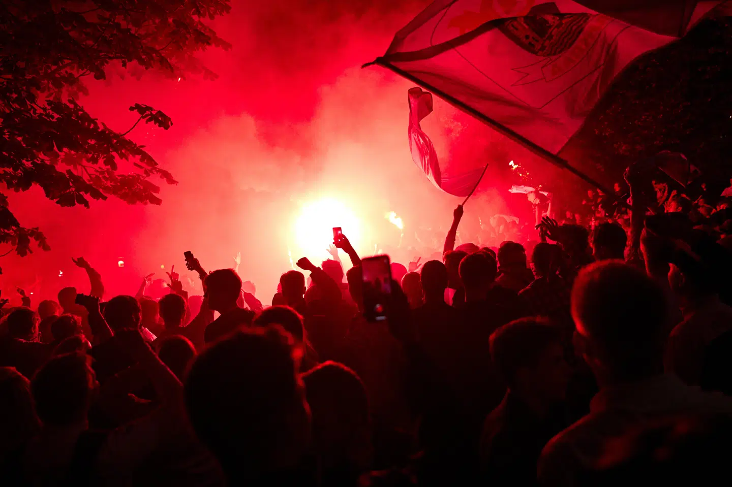 AGF-fans fejrer bronzemedaljerne med fyrværkeri på Rådhuspladsen i Aarhus, søndag den 26. juli 2020. AGF vinder sine første medaljer i 23 år. Det blev til bronze, efter det søndag blev til et 0-1-nederlag til Brøndby i sidste runde af mesterskabsspillet af Superligaen. Mikkel Berg Pedersen/Ritzau Scanpix