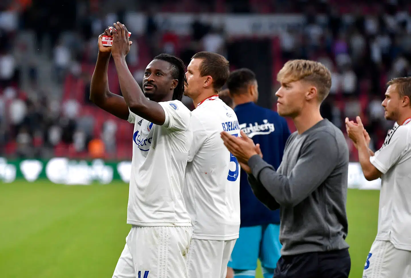FCK-spillerne fik medalje om halsen - Viktor Fischer tog den i hånden, da han fik den overrakt.