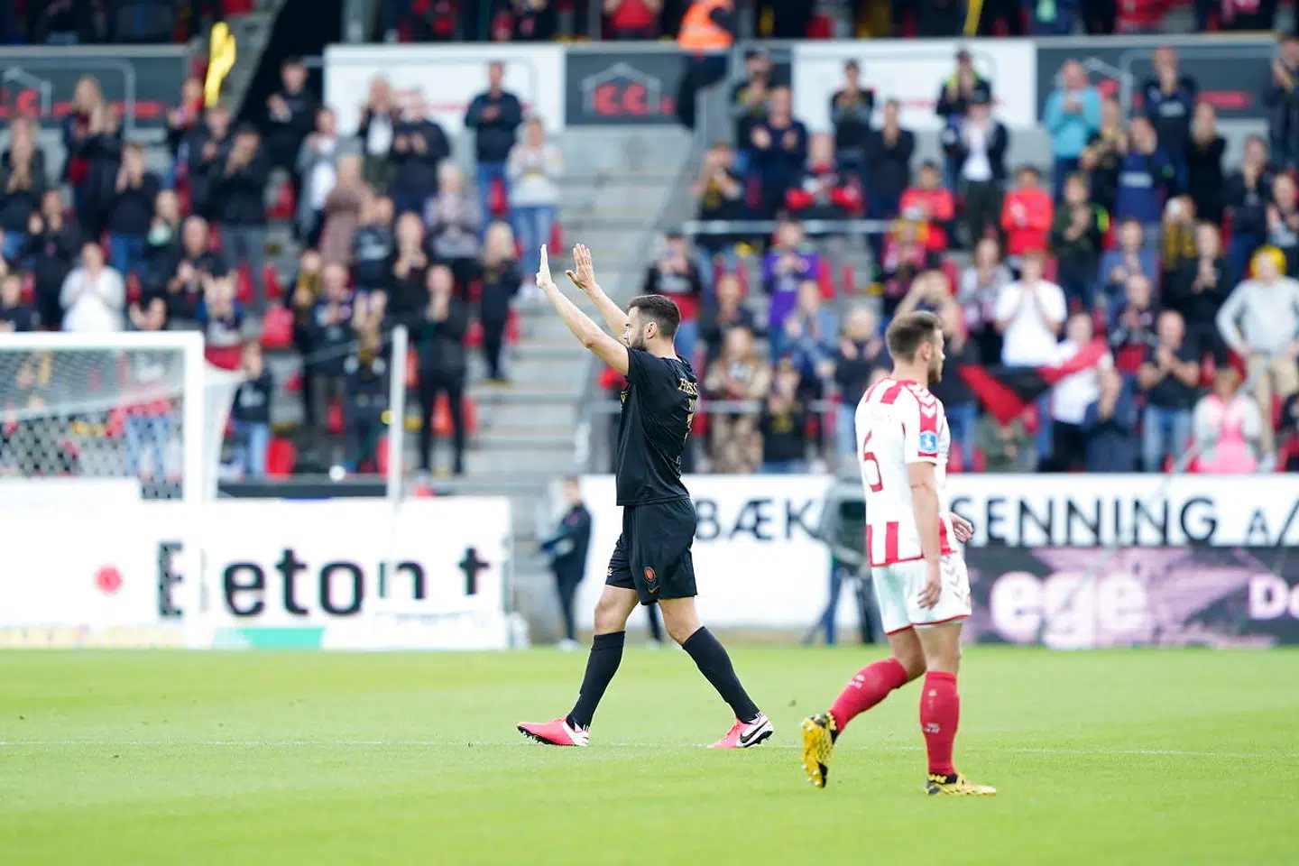 Tim Sparv jubles fra banen.