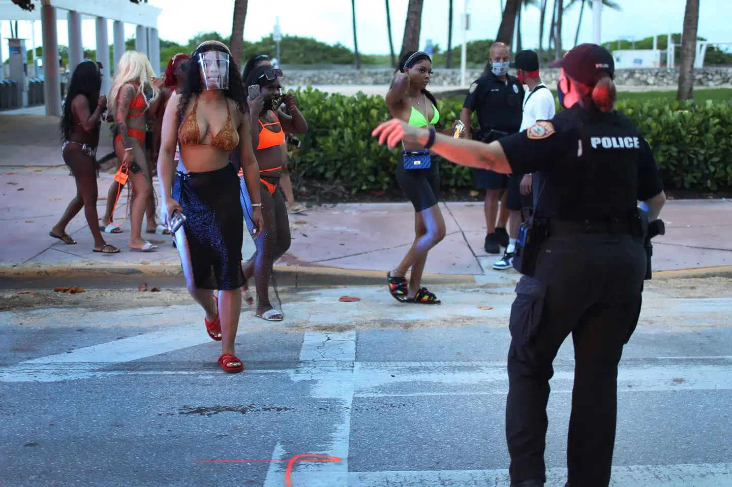 En politibetjent ved Miami Beach dirigerer folk væk fra strandområdet, hvor der i sidste uge blev indført udgangsforbud om aftenen og natten for at bremse coronasmitten. Antallet af smittede i Florida stiger markant. Joe Raedle/Ritzau Scanpix