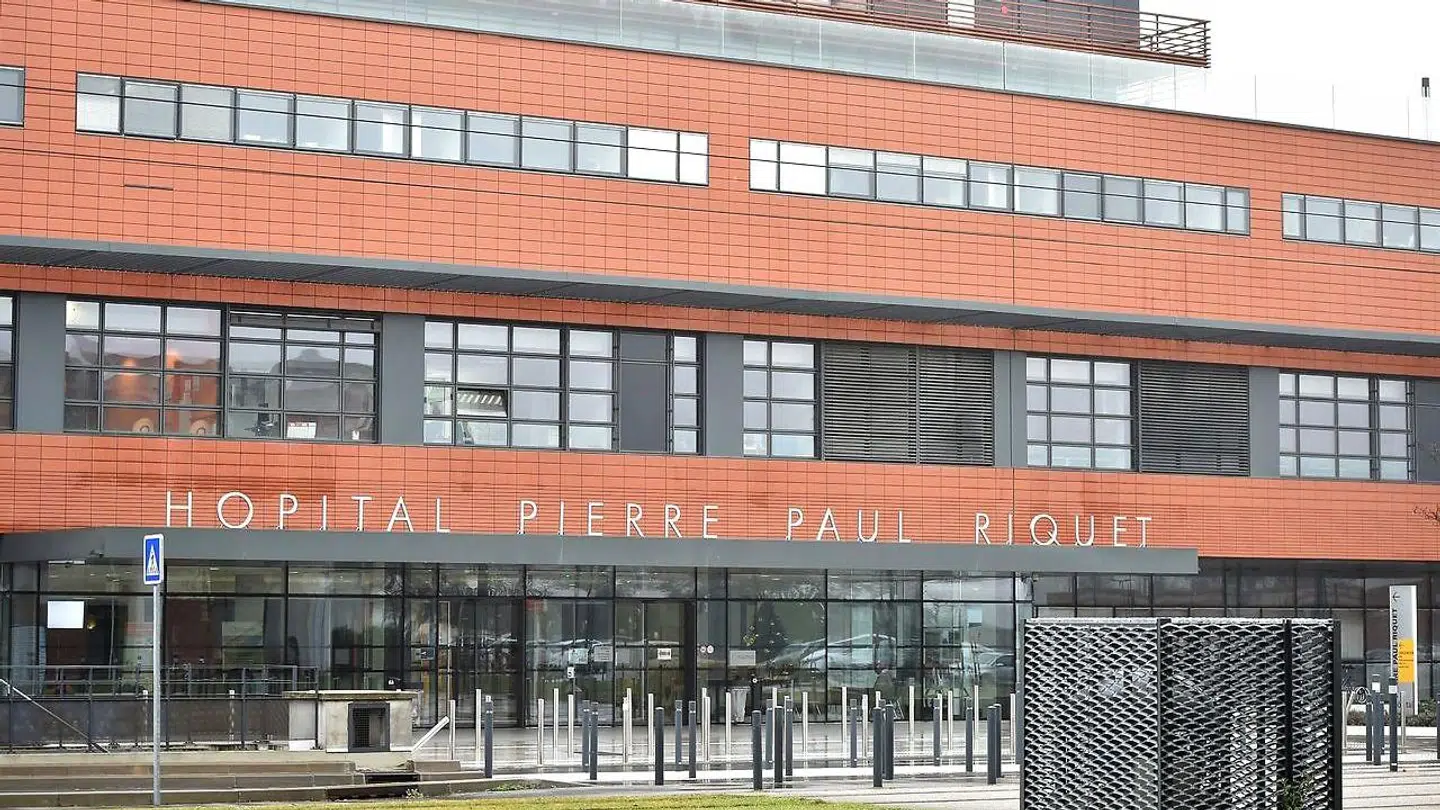 Det er på Universitetshospitalet i Toulouse i Frankrig, at prins Joachim er blevet opereret for en blodprop i hjernen. Prinsens tilstand er stabil efter en vellykket operation sent fredag aften, oplyser Kongehuset.