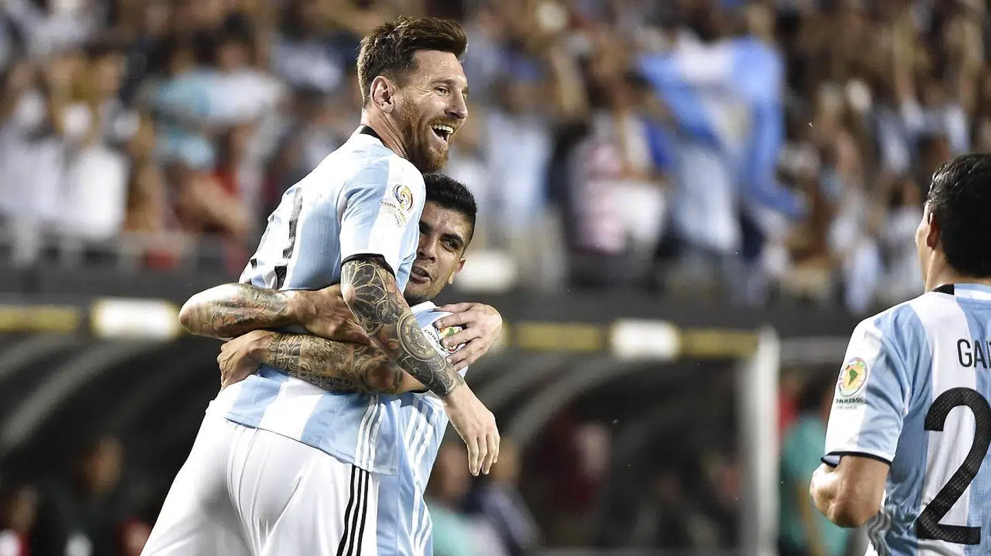 Éver Banega har også været en del af det argentinske landshold gennem flere år. Her ses han i 2016 i en jubelscene med FC Barcelona-stjernen Lionel Messi.