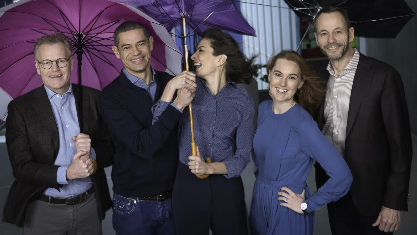 Louise Gade Sig (i blå kjole) er vært på DR vejret. Her sammen med Søren Jacobsen, Christian Cherry, Anja Fonseca og Mikael Jarnvig.