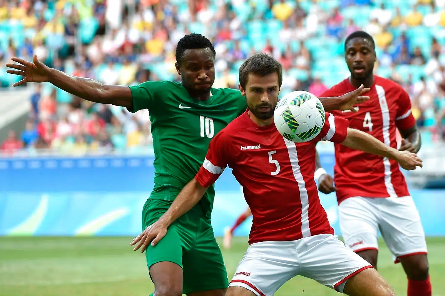 Jakob Blåbjerg i kamp under OL i Rio. Her i kamp med John Obi Mikel fra Nigeria.