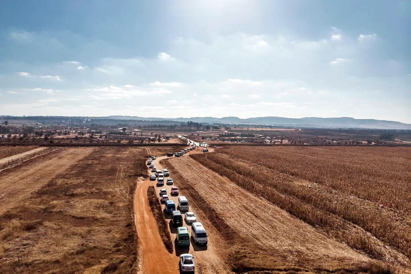 Lang kø for at komme på kirkegården i Soweto.