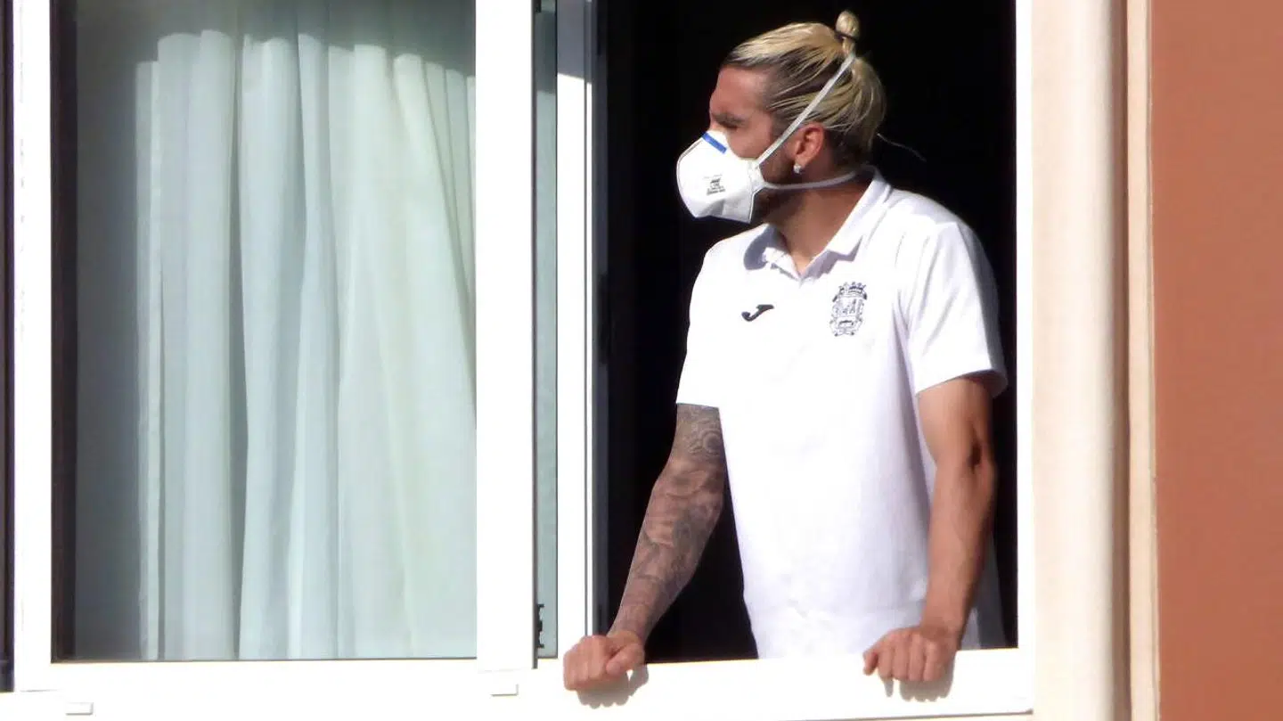 Fuenlabradas spanske forsvarsspiller Chico Flores kommer ligesom resten af holdet ikke i kamp mandag mod Deportivo de la Coruña. Klubben har nemlig konstateret i alt 28 smittetilfælde. Det vides endnu ikke, om Chico Flores er blandt de smittede.