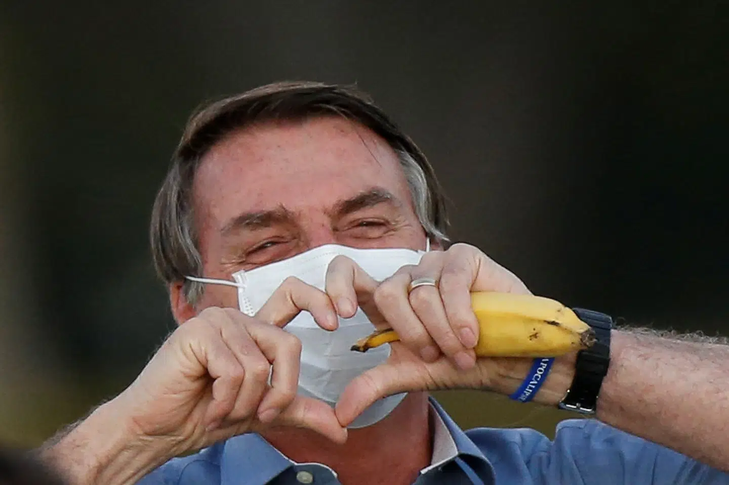 Trods coronasmitte har Brasiliens præsident, Jair Bolsonaro, angiveligt haft det godt. Her ses han i forbindelse med et møde med nogle af sine tilhængere fredag. Adriano Machado/Reuters