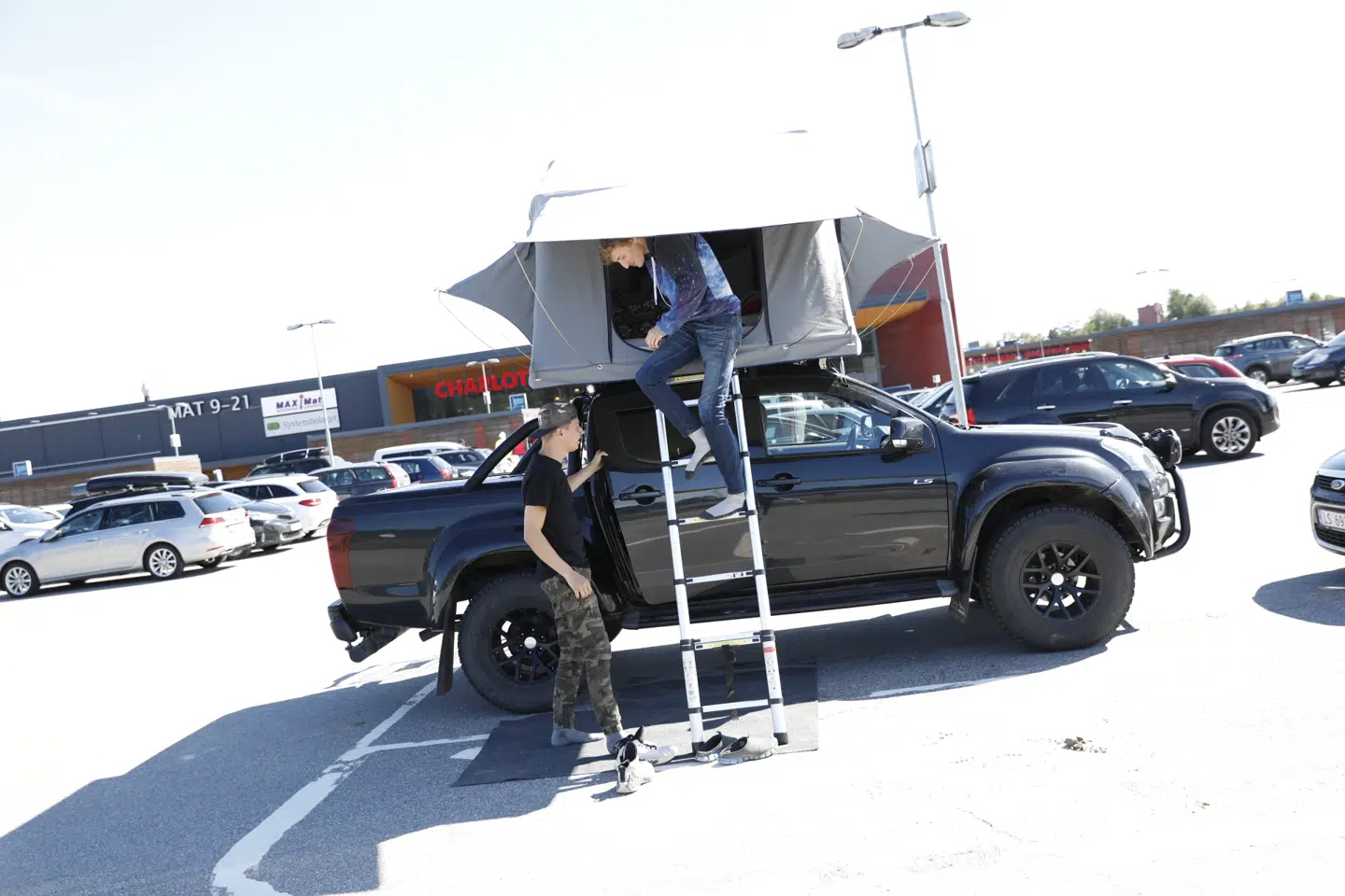 Disse nordmænd overnattede tilmed på p-pladsen.