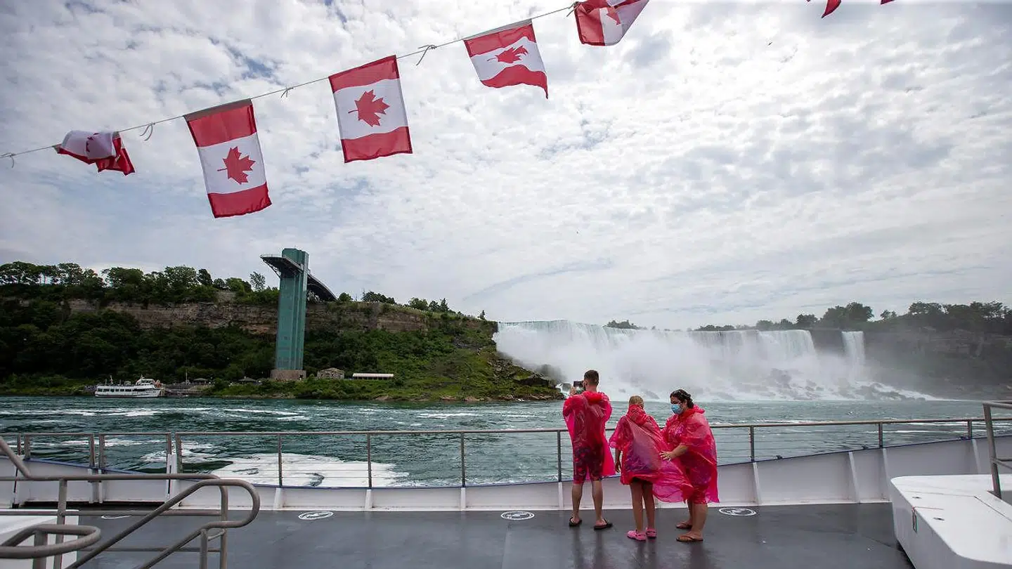 Tre af de fem turister omburd på den canadiske båd.