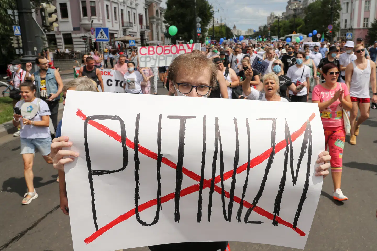 De mange tusind demonstraznter i Khabarovsk lørdag råber på frihed og giver meget direkte udtryk for deres afsky for den russiske præsident, Vladimir Putin. Stringer/Reuters