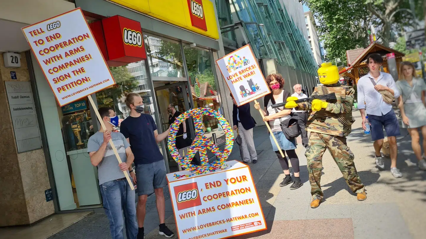 Her fra DFG-VK's protest foran en butik i Berlin.