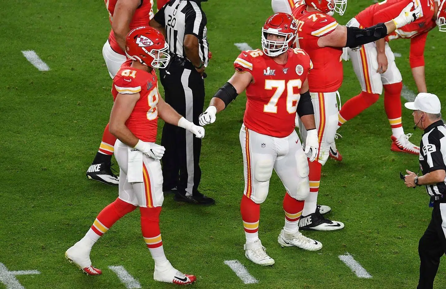 29-årige Laurent Duvernay-Tardif (i midten med nummer 76) i aktion under Super Bowl 2020 mod San Francisco 49ers. En kamp, som Kansas City Chiefs i sidste ende vandt 31-20.