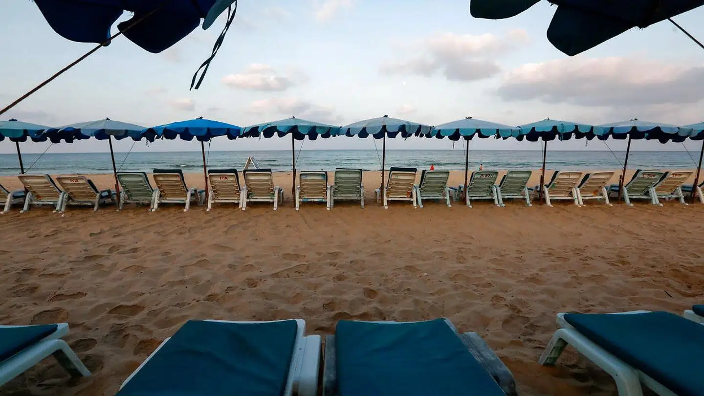 Her ses masser af tomme ligestolle på en strand på Phuket i Thailand.
