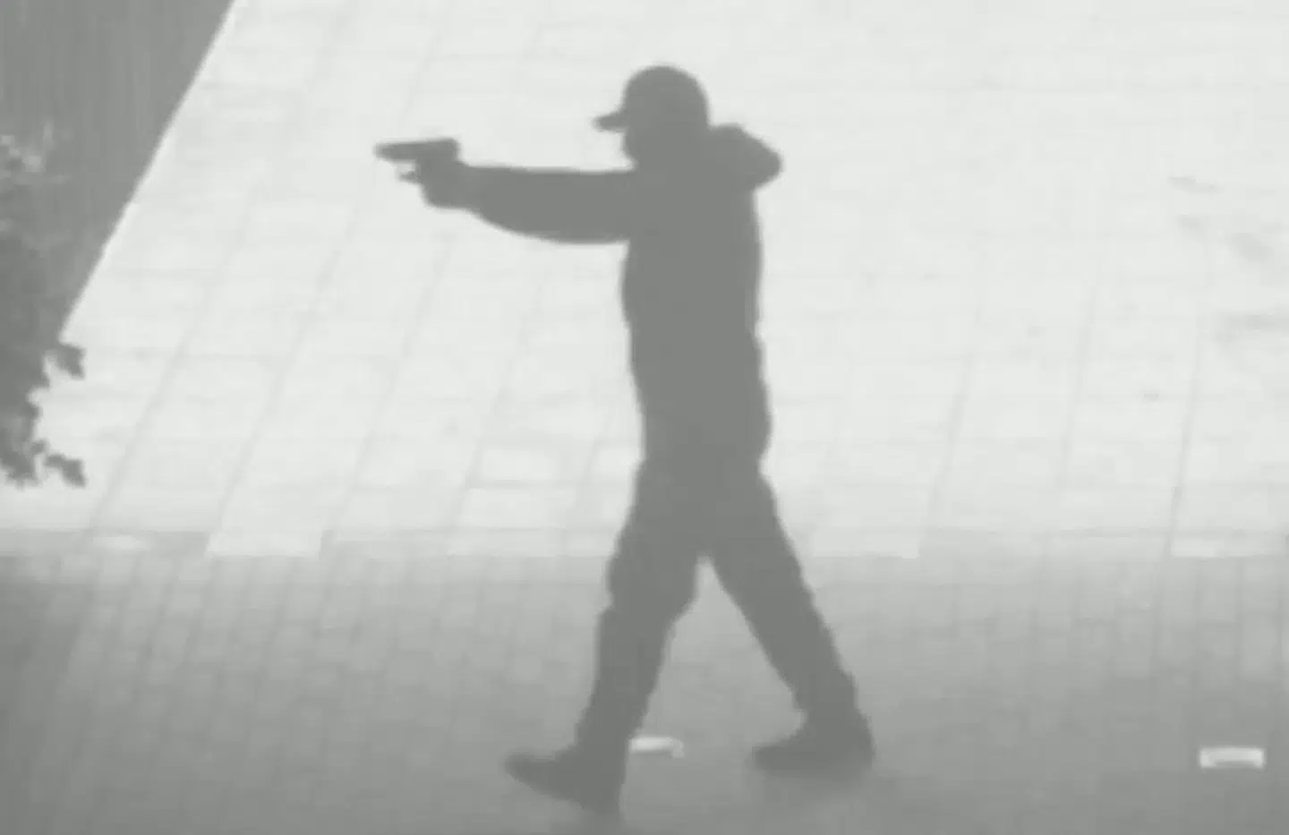 Politiet har offentliggjort en video af de to gerningsmænd, der skød og dræbte den 36-årige Abdallah El-Chami, der var leder af rockergrupperingen Gremium.