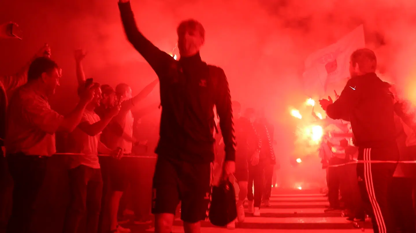 Sådan så det ud, da Aarhus' lokale helte blev modtaget i lufthavnen oven på 4-2-sejren over FC København. Politiet indfører nu særlige zoner i Aarhus for at mindske smittefare, når AGF og Brøndby mødes søndag.
