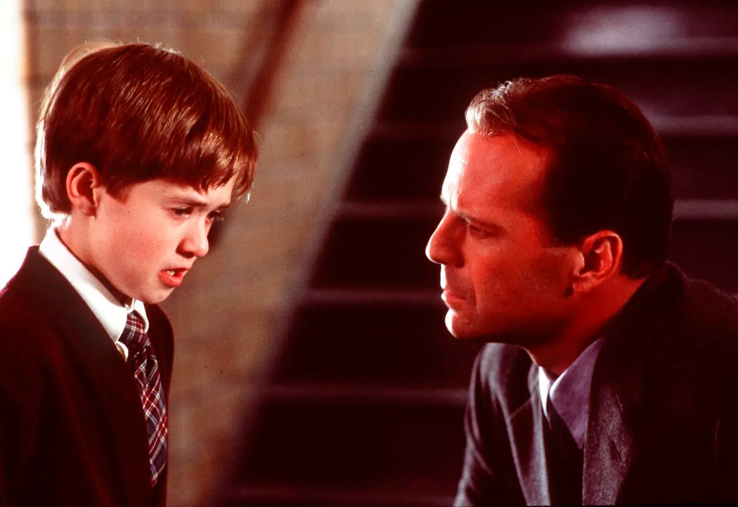 En scene fra filmen .The Sixth Sense'. Her ses 11-årige Haley Joel Osment og Bruce Willis.