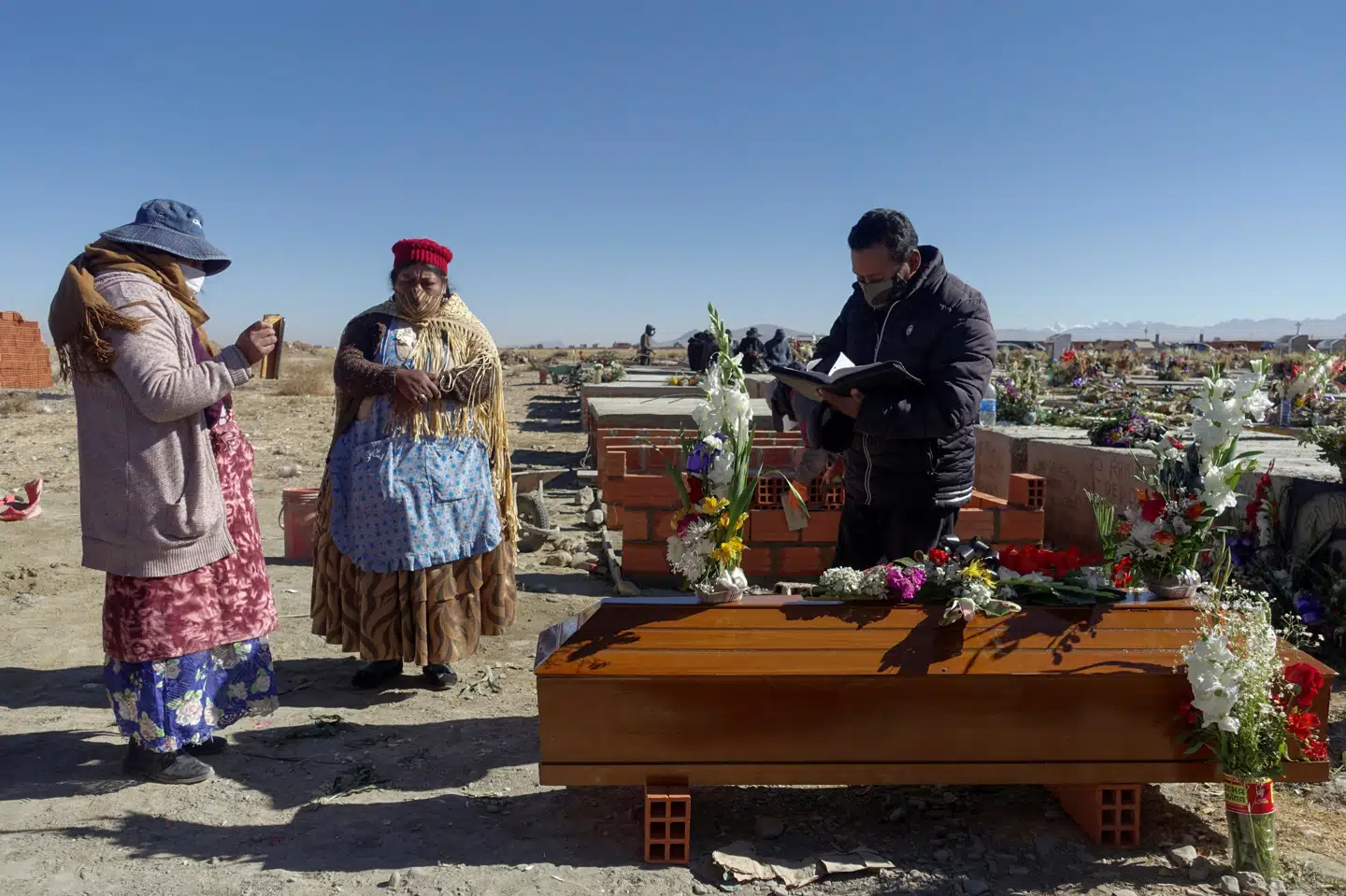 Pårørende sørger under begravelsen af et familiemedlem i El Alto i udkanten af La Paz under udbruddet af coronavirus i Bolivia. (Arkivfoto) David Mercado/Reuters