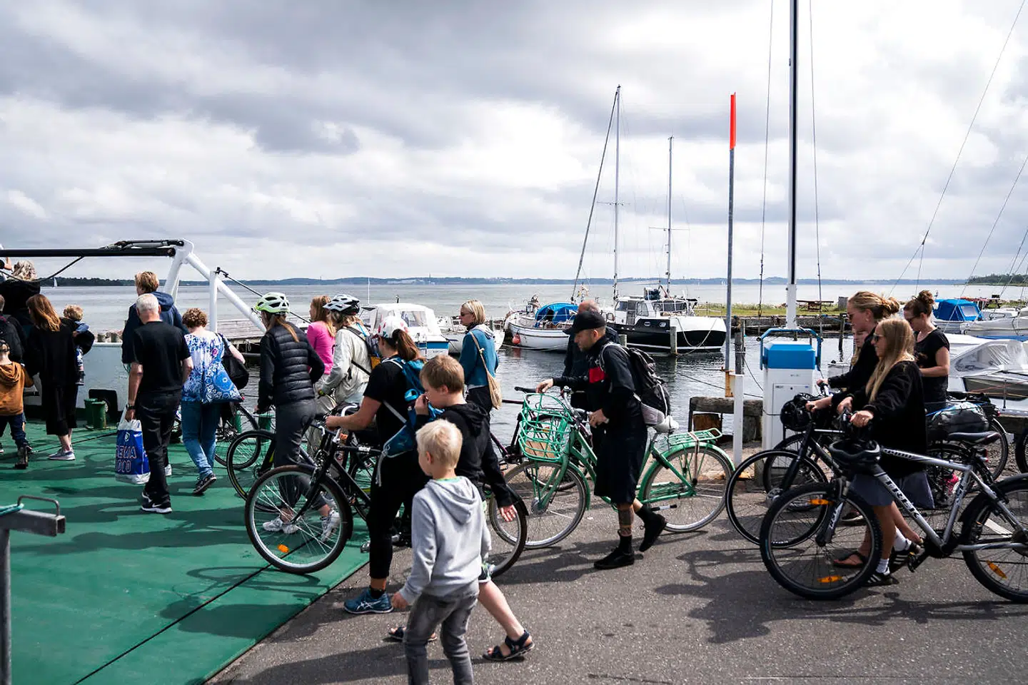 Passagerer på cykel eller gåben stiger om bord på Kulhuse-Sølager-færgen ved Kulhuse Havn, onsdag 15. juni 2020. 56 færger har tilmeldt sig ordningen med gratis færgerejser for gående og cyklister i juli. Ordningen en del af en sommerpakke, der skal styrke turisme og aktiviteter i Danmark over sommeren i ly af coronakrisen. (Foto: Ida Marie Odgaard/Ritzau Scanpix)