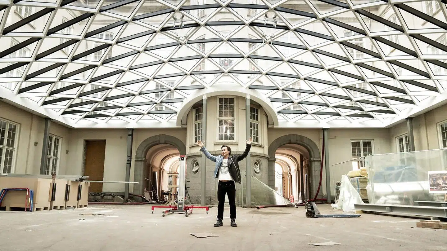 Petter Stordalen i lokalerne til Villa Copenhagen under hotellets renovering.