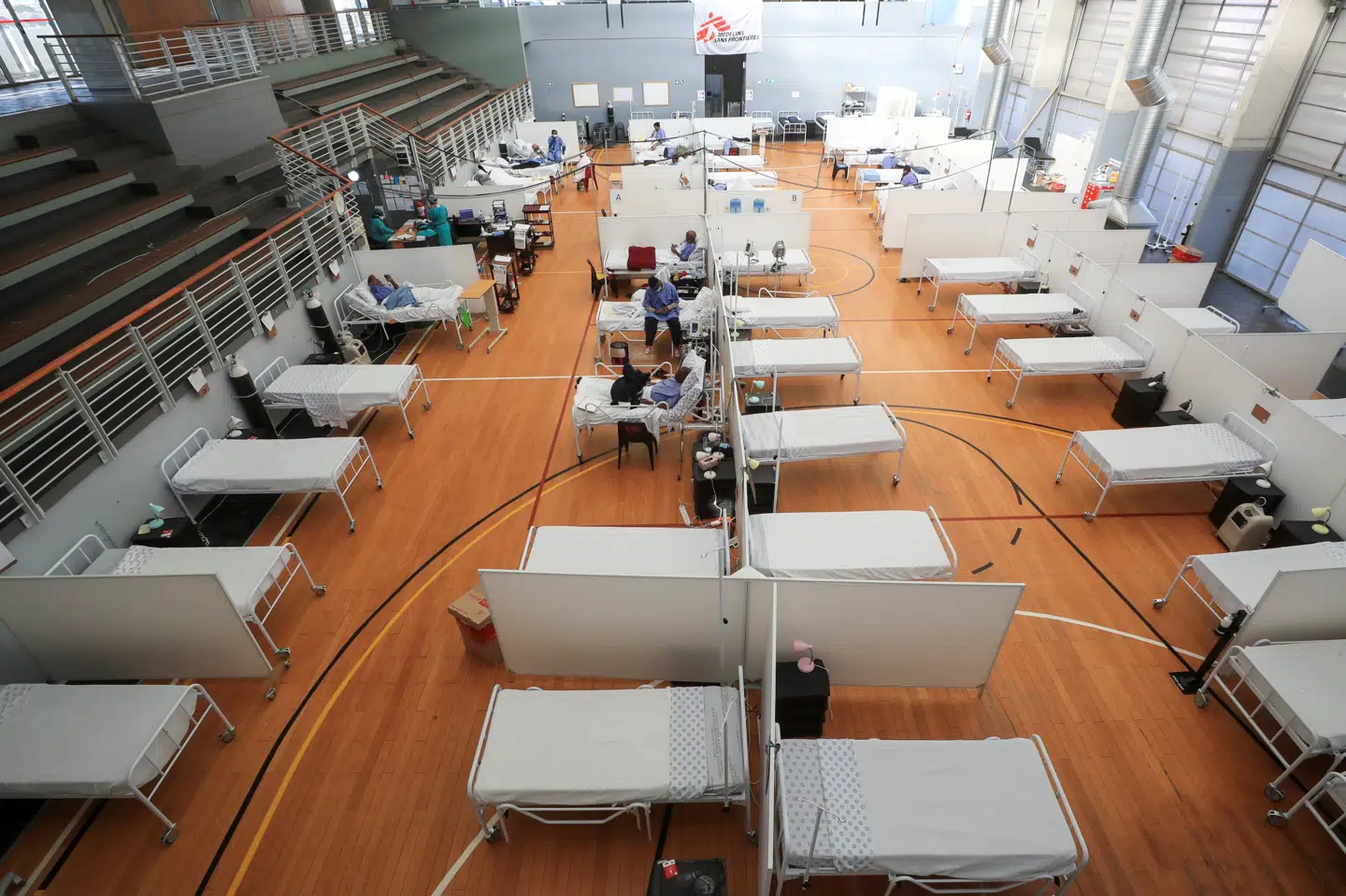 I Sydafrika er der blevet etalberet midlertidige hospitaler i sportshaller for at imødekomme det stigende antal smittede og alvorligt syge med coronavirus i landet. Her ses et midlertidigt hospital nær Cape Town 21. juli. Mike Hutchings/Reuters