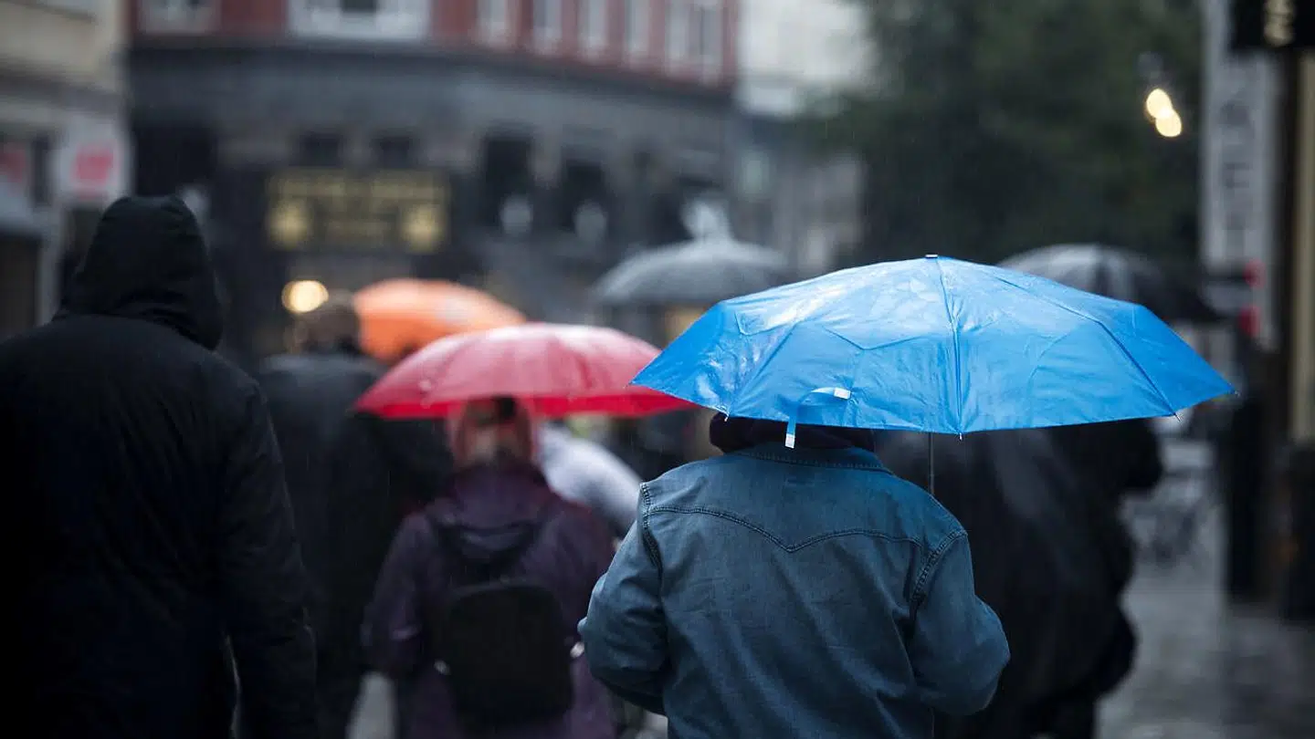 Det kan måske være en god idé at huske paraplyen, hvis man skal bruge torsdagen udenfor.