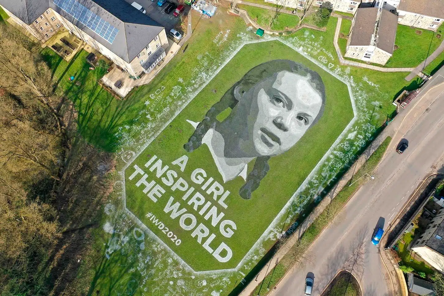 Dette maleri fra 6. marts 2020 på en græsplæne nord for Leeds i England er en hyldest til den svenske klimaaktivist.