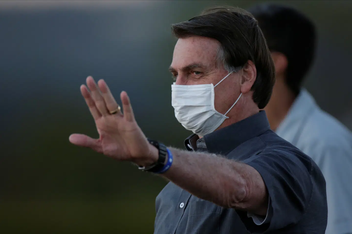 Brasiliens præsident, Jair Bolsonaro, har det angiveligt godt, selv om han er blevet smittet med coronavirus. Her ses han ved præsidentpaladset i hovedstaden Brasilia mandag aften. Ueslei Marcelino/Reuters