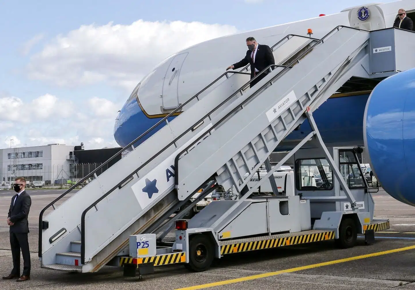 Mike Pompeo lander iført mundbind med stjerner og striber.