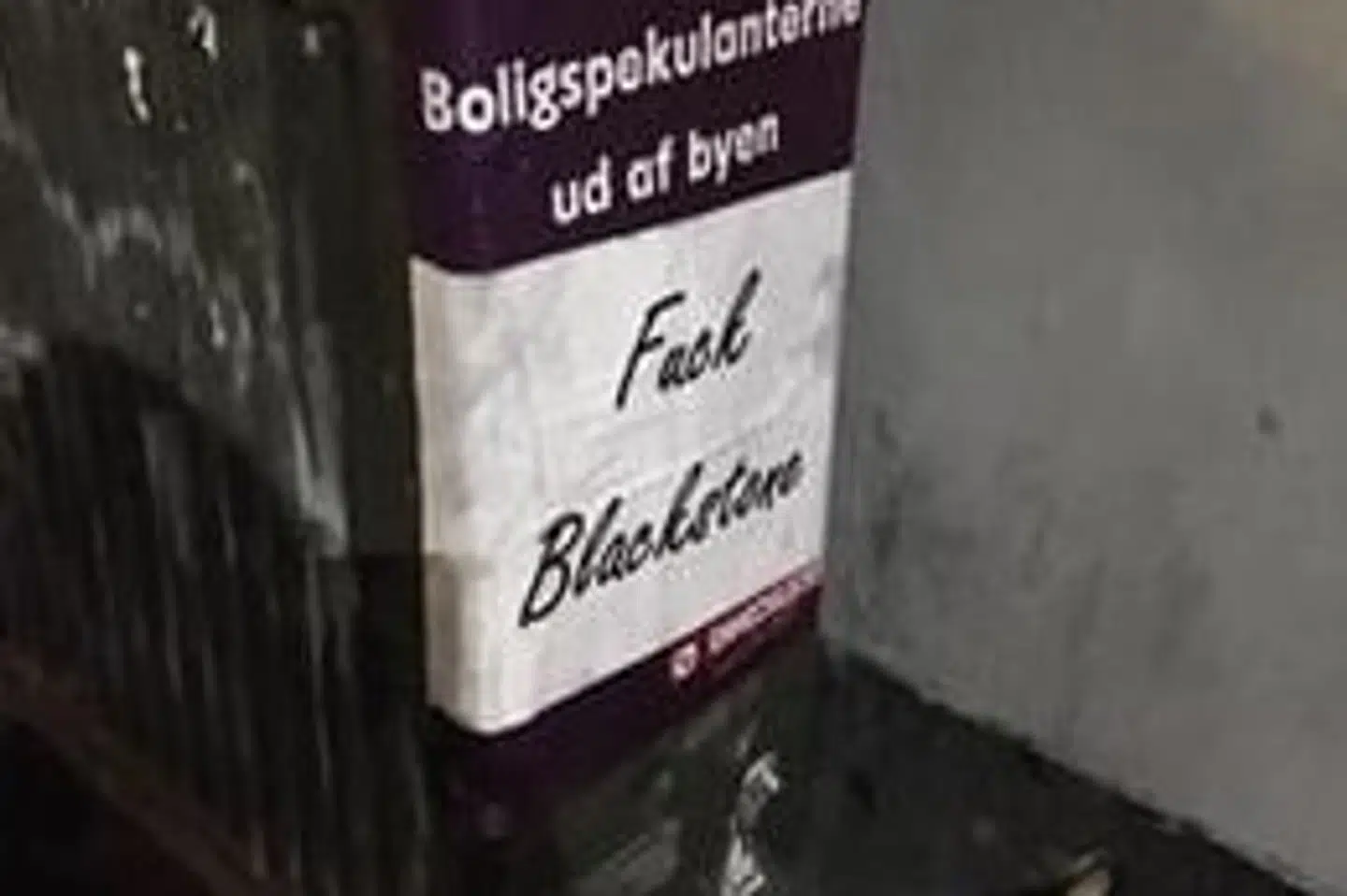 Flere steder i København har der siden januar hængt plakater fra Enhedslistens lokalafdeling i Nordvest, som kritiserer boligspekulanter. Flere måneder efter har vind og vejr synliggjort kritik af De Radikale, som ellers skulle være gemt væk, forklarer lokalafdelingen onsdag. (Arkivfoto) Free