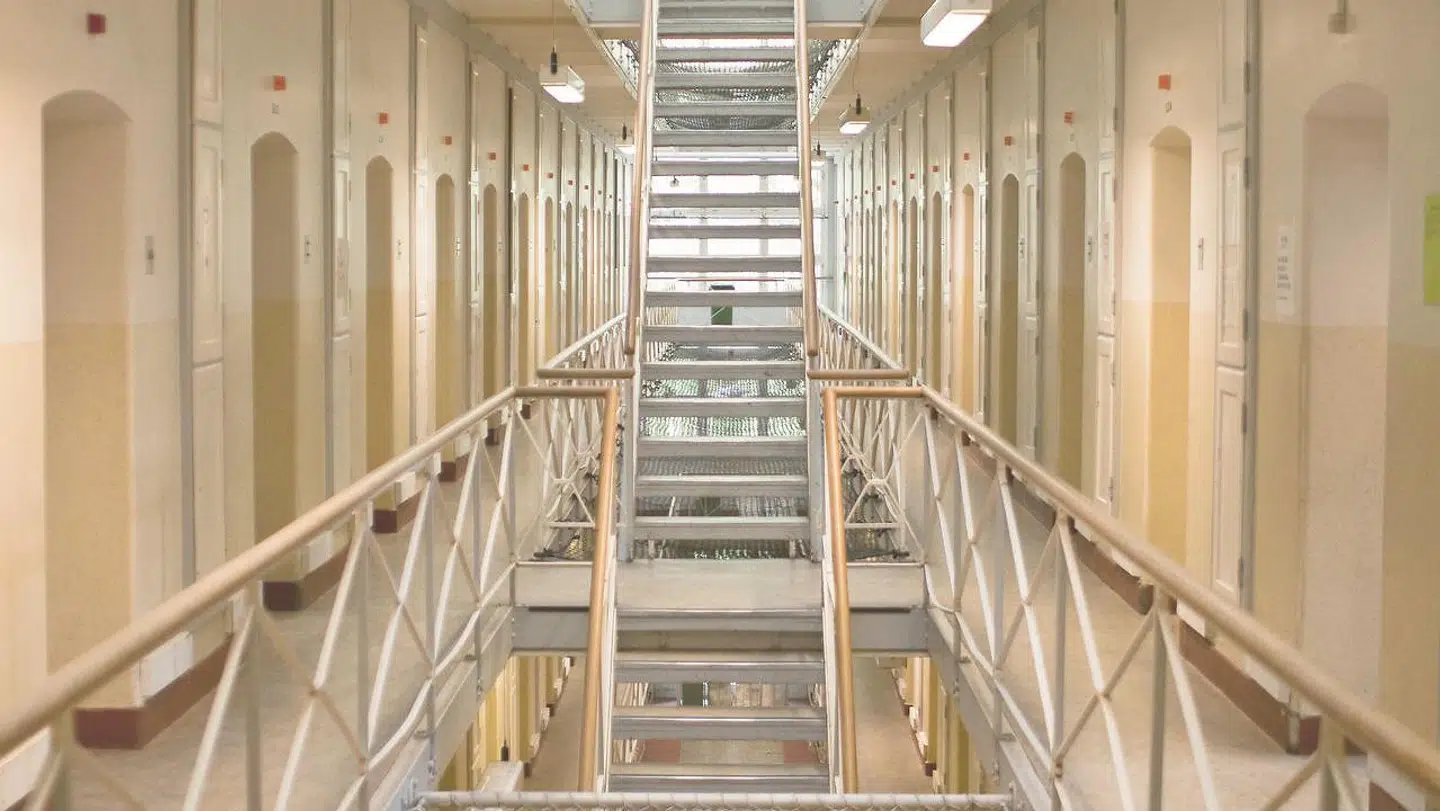 En medarbejder i kriminalforsorgen er blevet bortvist som følge af et venne-lignende forhold til en indsat i et lukket fængsel.