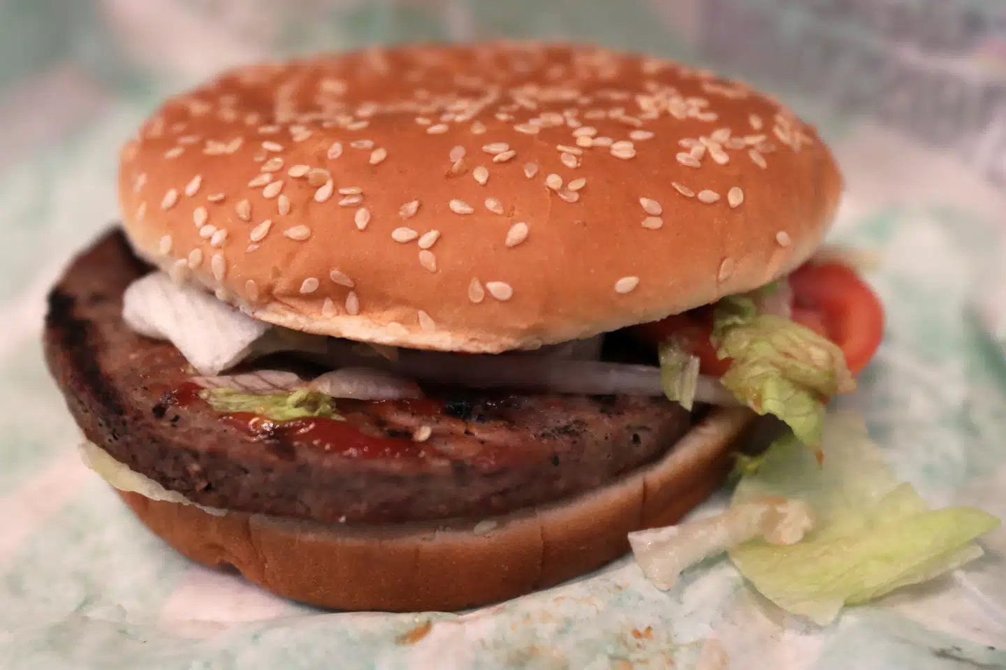 Plantebøfferne bliver brugt i Burger Kings burger med navnet Impossible Whopper. Impossible Foods, som har hjulpet med at udvikle burgeren, har sagt, at den er for kødspisere, der vil indtage mindre animalsk protein. Den er ikke udviklet til vegetarer eller veganere. (Arkivfoto). Shannon Stapleton/Reuters