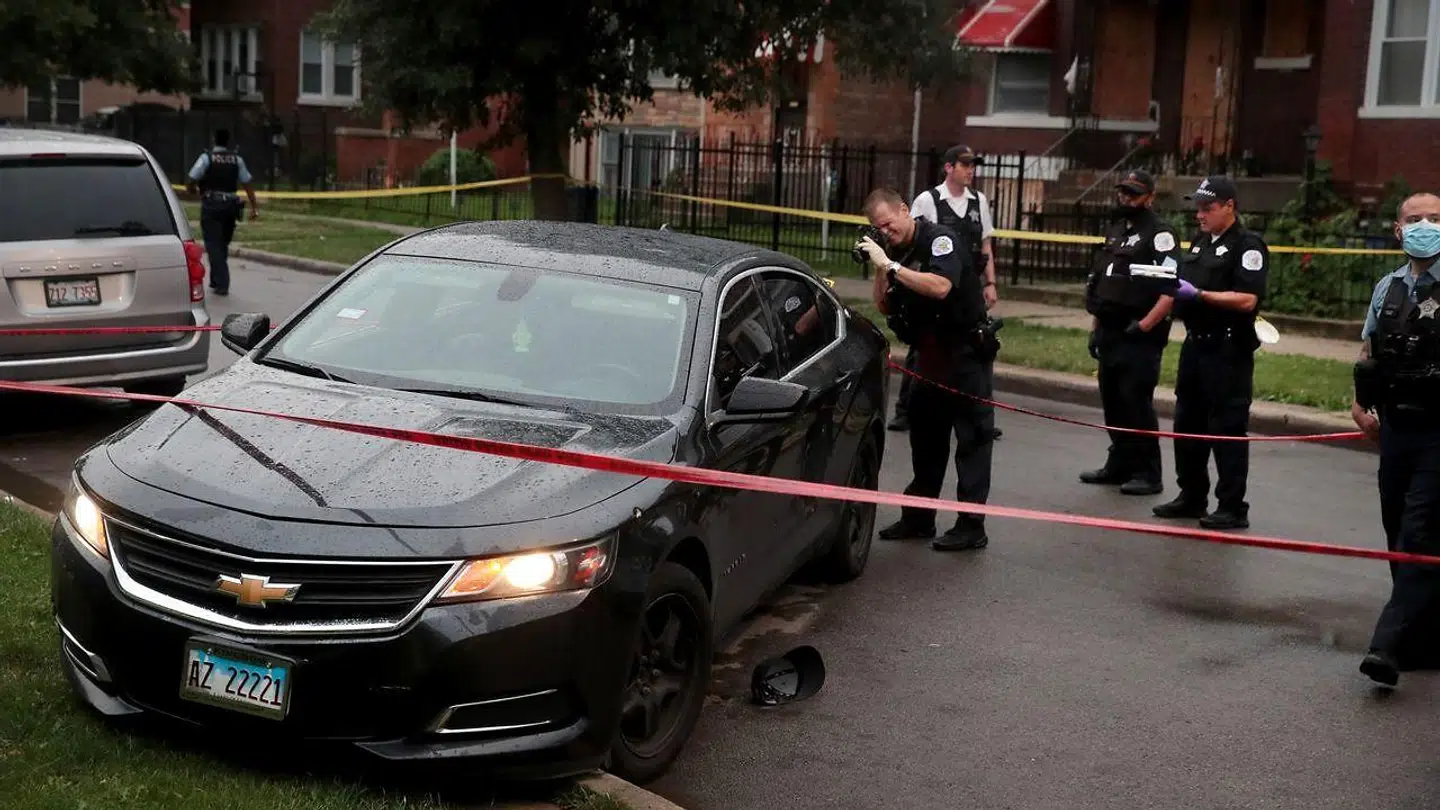 Gerningsstedet, hvor 14 mennesker blev skudt, undersøges af politiet i Chicago.