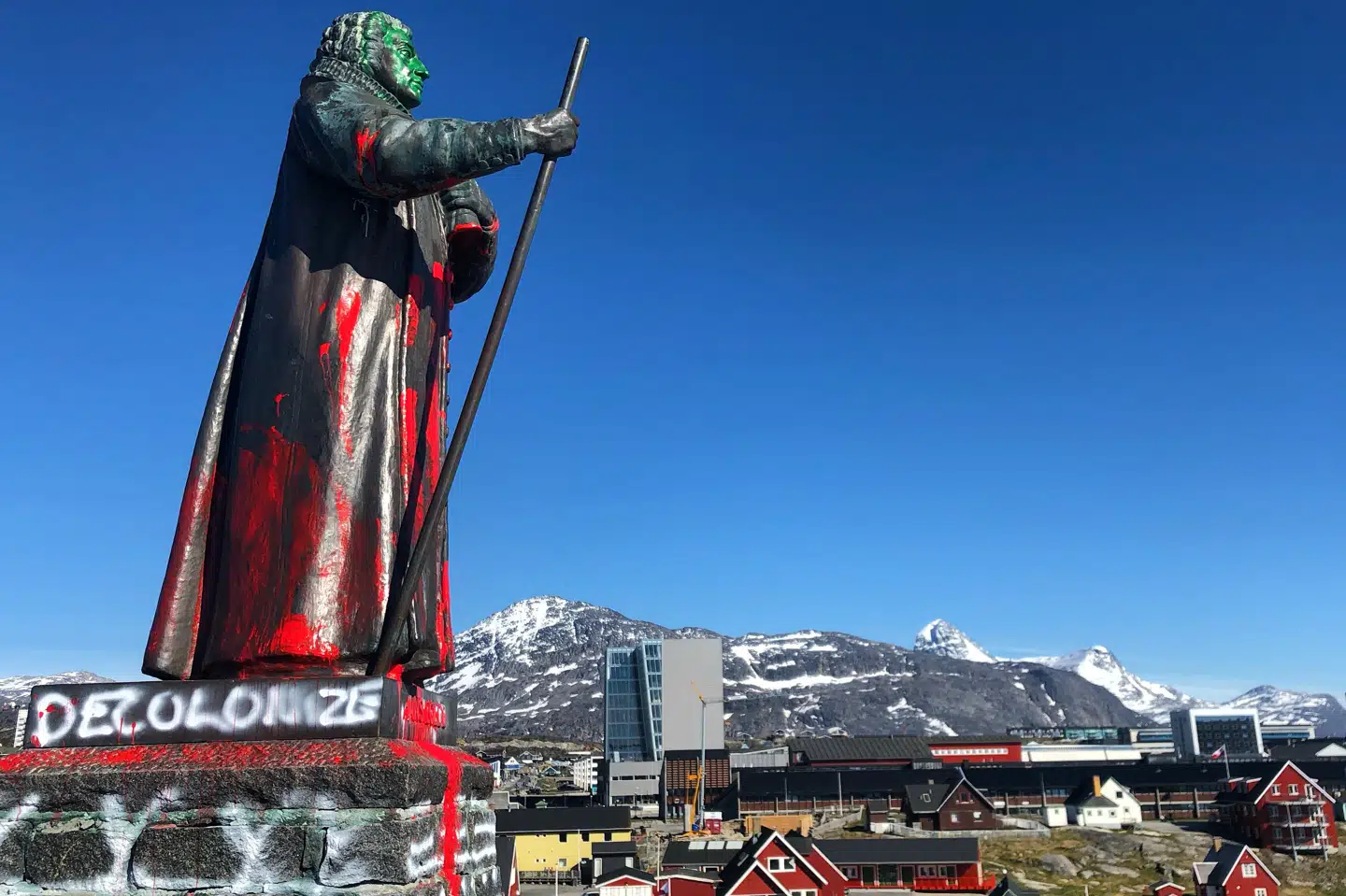 Natten til den 21. juni blev statuen af Hans Egede overhældt med rød maling, og ordet decolonize blev sprayet på den. Hans Peter Kleemann/Reuters