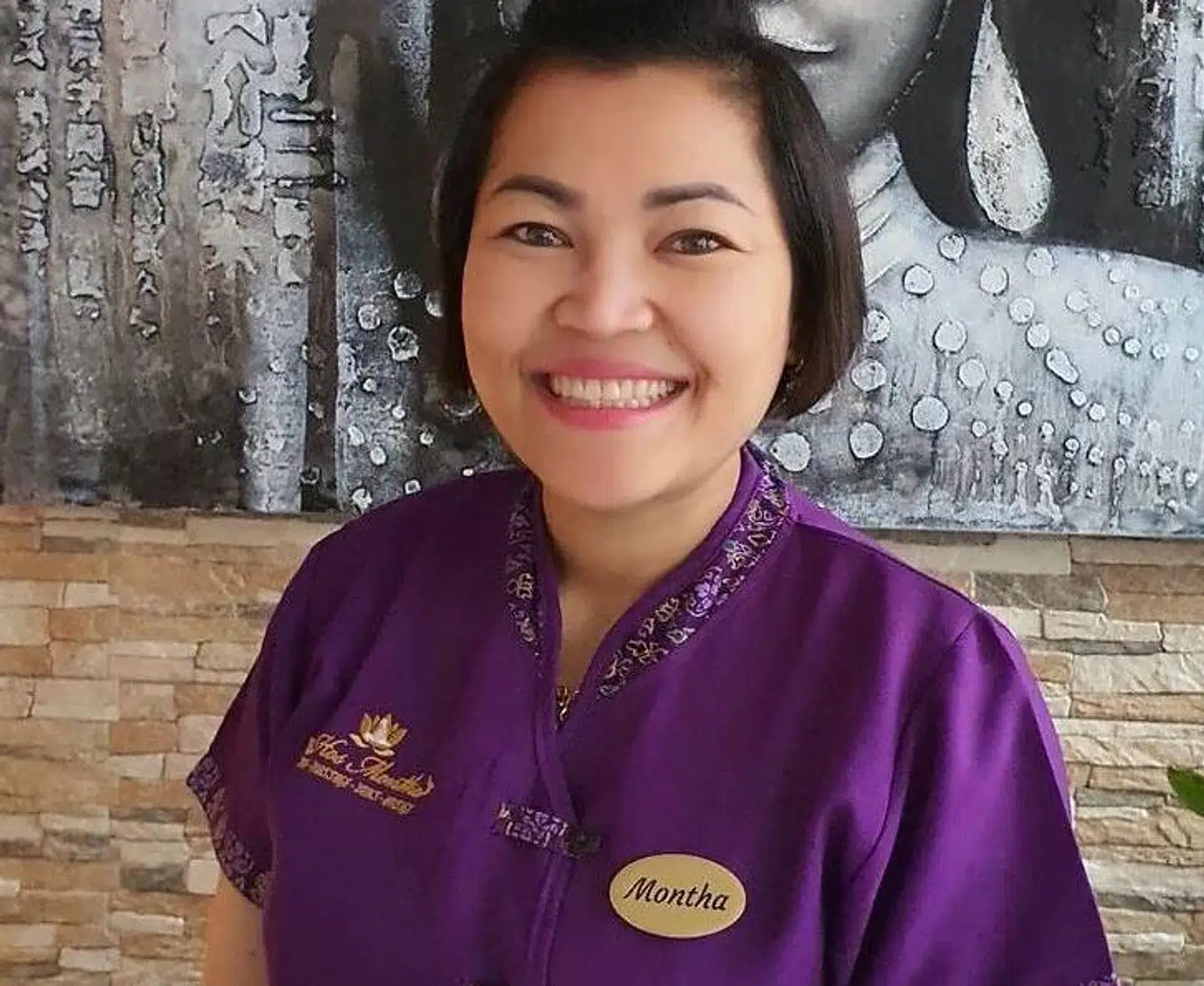 »Nogle kunder tror, at fordi vi lægger hånd på dem, så er det, fordi vi gerne vil mere, og når det hedder thaimassage, så tror folk, at det er et tilbud om happy endings og handjob. Vi tilbyder ingen af delene,« har Montha Janyoojing tidligere fortalt i B.T. Hun driver på tredje år sin egen massageklinik i Kolding.