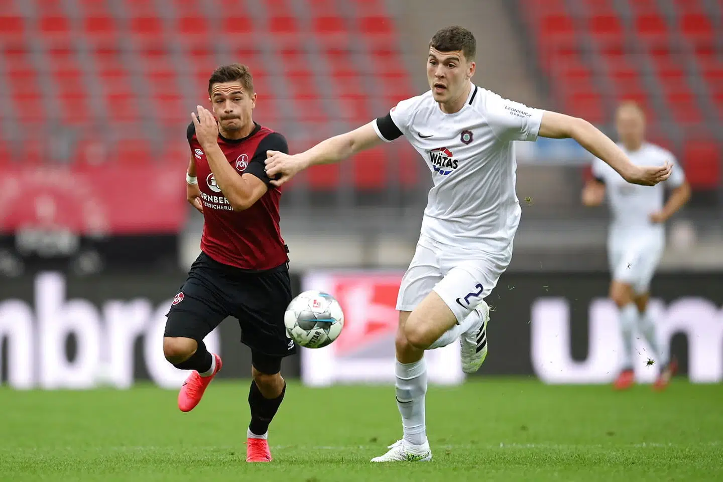 Jacob Rasmussen (th.) forsøger at stoppe Nikola Dovedan i kampen mellem FC Nürnberg og FC Erzgebirge Aue.